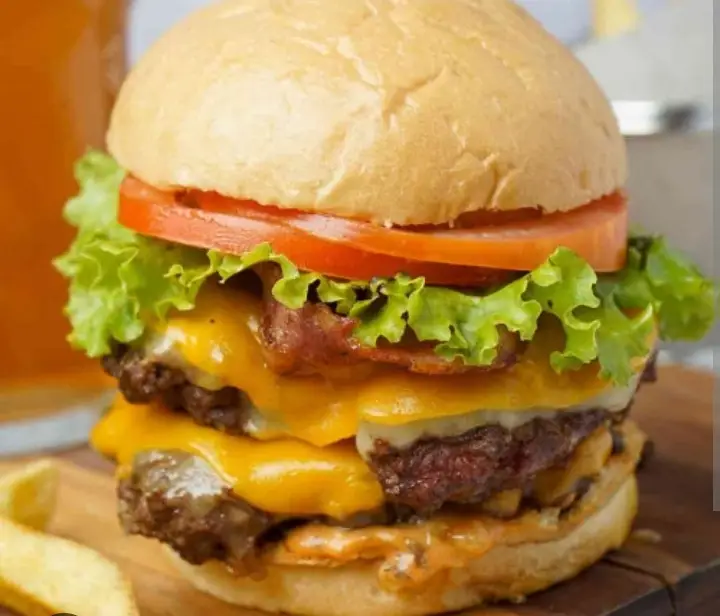 17] HAMBURGUESA DOBLE (CASERA) ESPECIAL C/DOBLE CHEDDAR Y BACON + FRITAS 